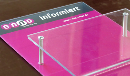 Edel und funktionell: individuelle, bruchsichere Prospekthaltersysteme der Spitzenklasse